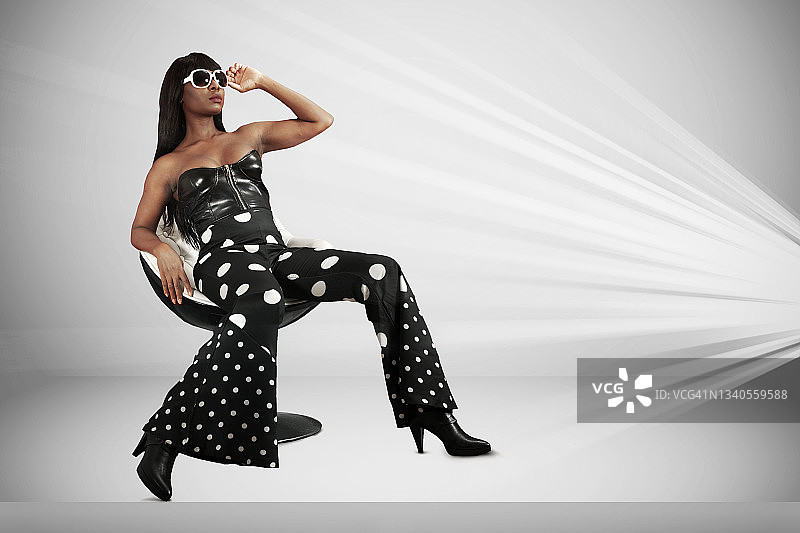 穿着奇异波点裤子的非洲女人图片素材