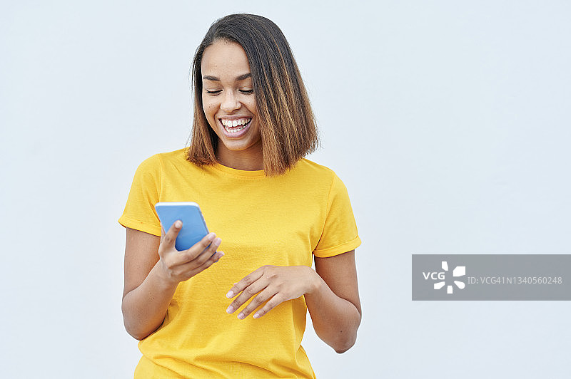 女人在白墙前使用手机图片素材