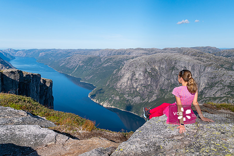 女孩欣赏挪威峡湾风光图片素材