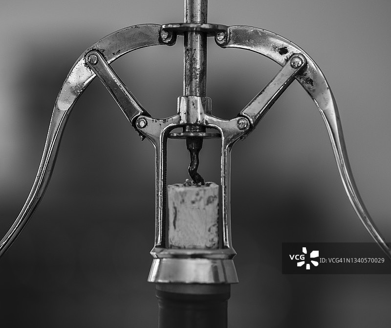 古董开瓶器的黑白特写照片图片素材