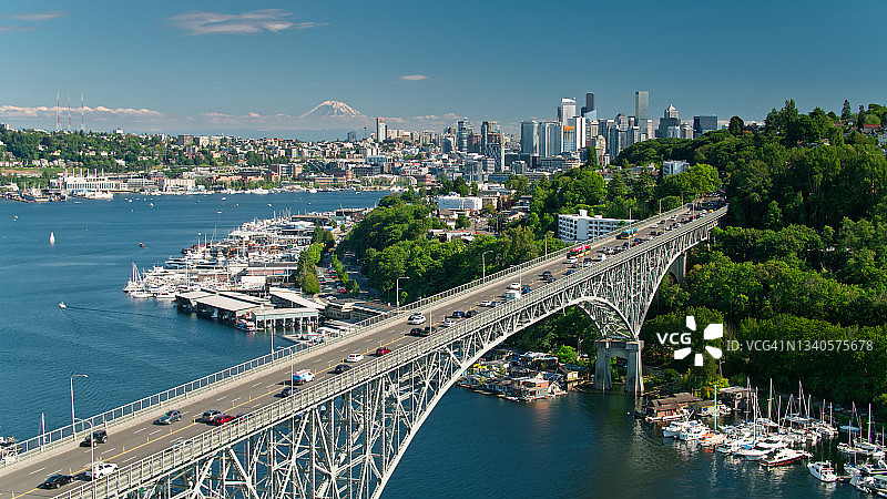 西雅图市中心天际线与雷尼尔山的极光桥无人机镜头图片素材