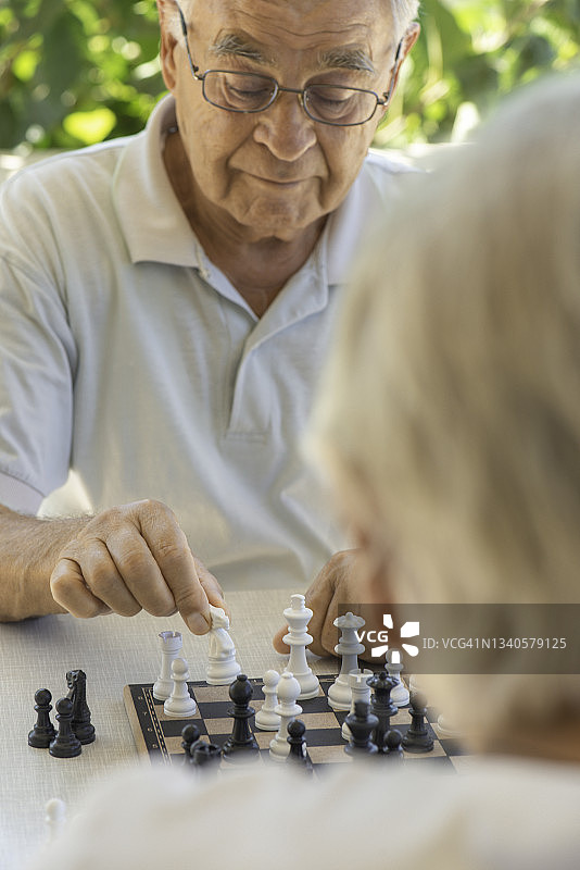 下象棋的老年朋友图片素材