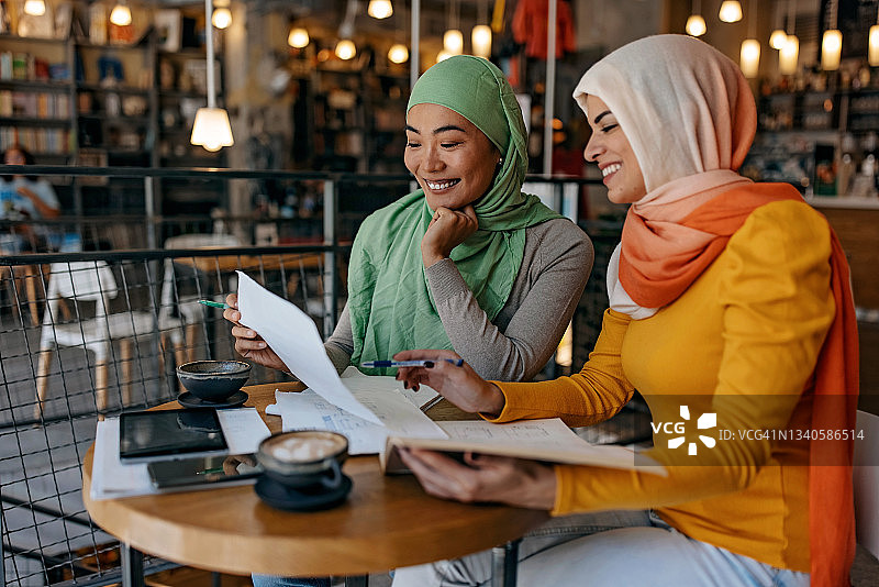 现代穆斯林女性图片素材