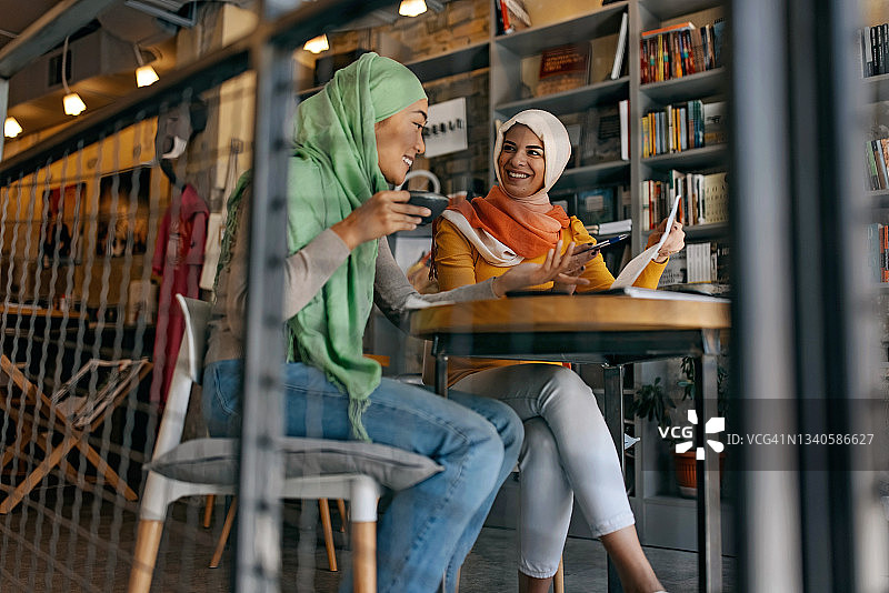 现代穆斯林女性图片素材