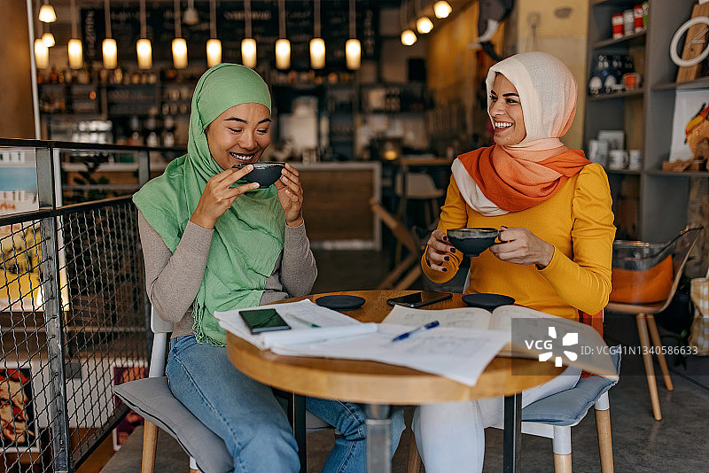 现代穆斯林女性图片素材