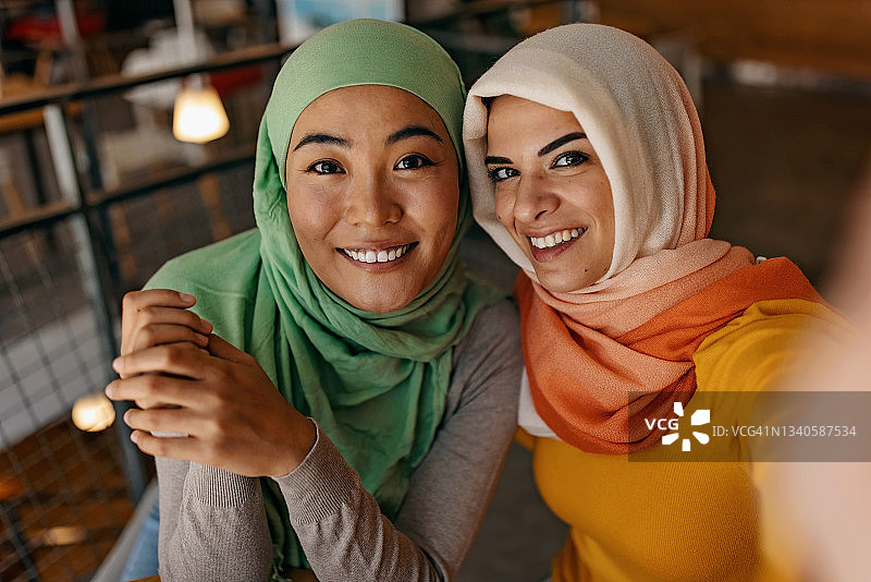 享受生活的现代穆斯林女性图片素材