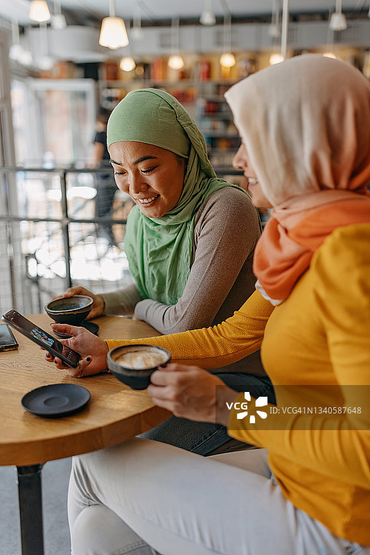 现代穆斯林女人咖啡时光图片素材