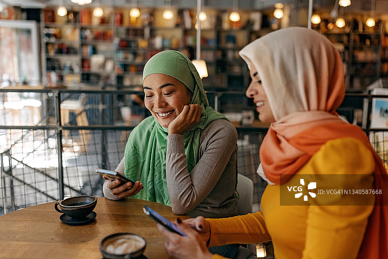 现代穆斯林女人咖啡时光图片素材