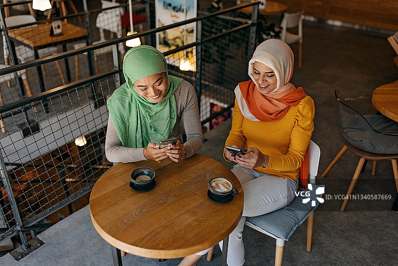 现代穆斯林女人咖啡时光图片素材