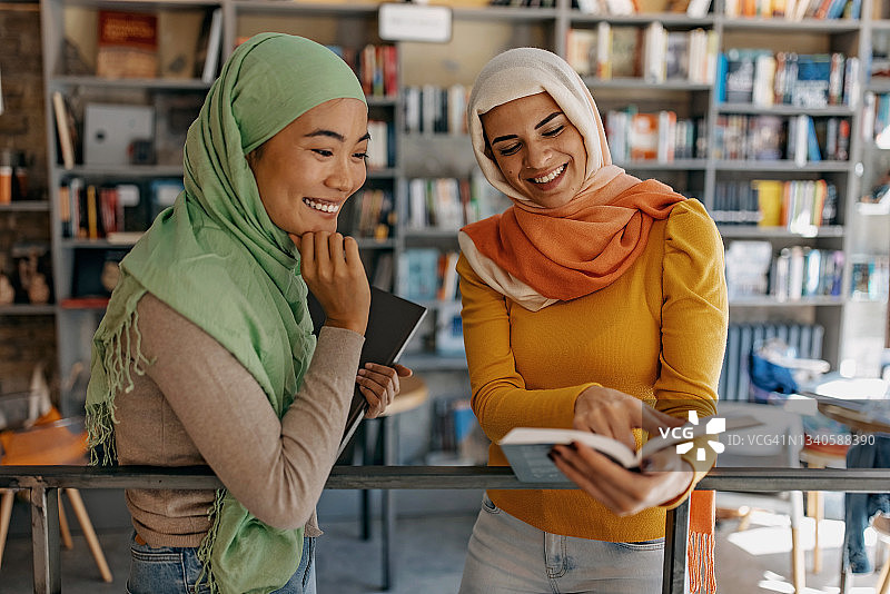 图书馆里的现代穆斯林女性图片素材