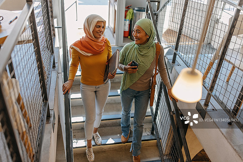 现代穆斯林妇女行走图片素材