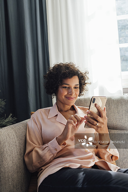 在家使用手机的漂亮女人图片素材