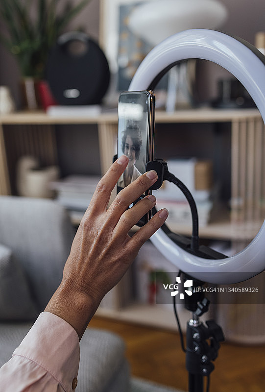 在家拍摄Vlog的匿名女子图片素材