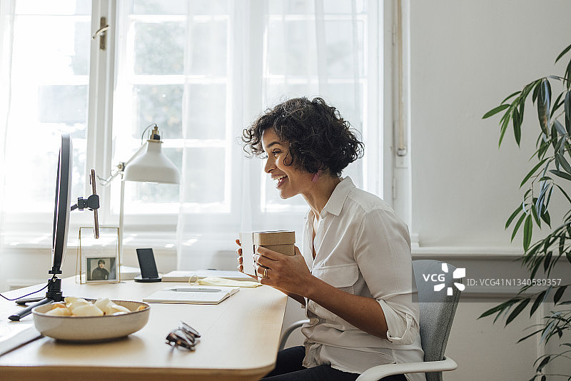在家拍摄Vlog的快乐女人图片素材