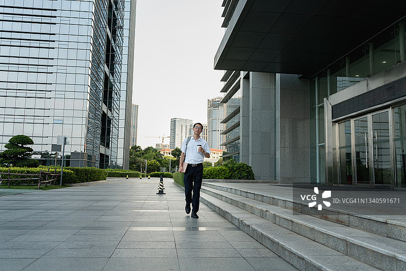 上班途中的白领男人图片素材