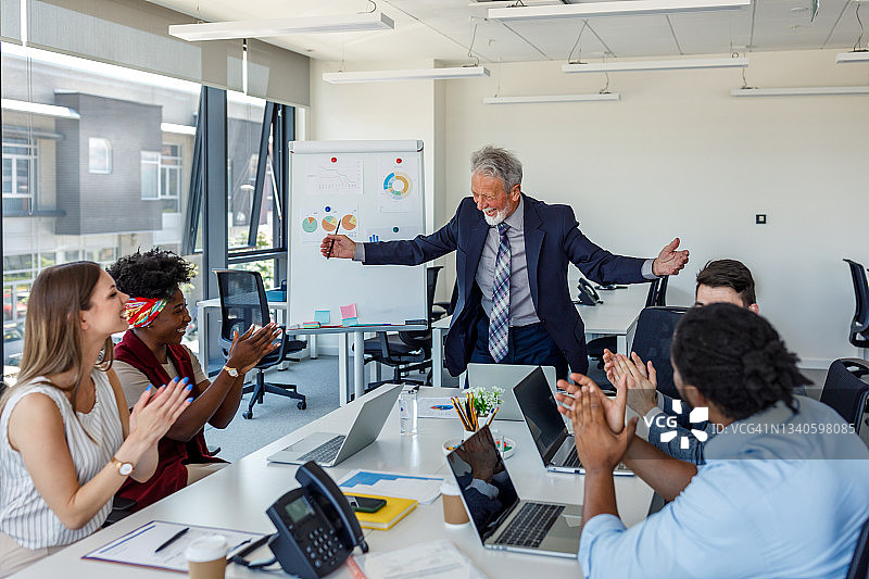 商务伙伴与高级经理在办公室讨论新项目图片素材