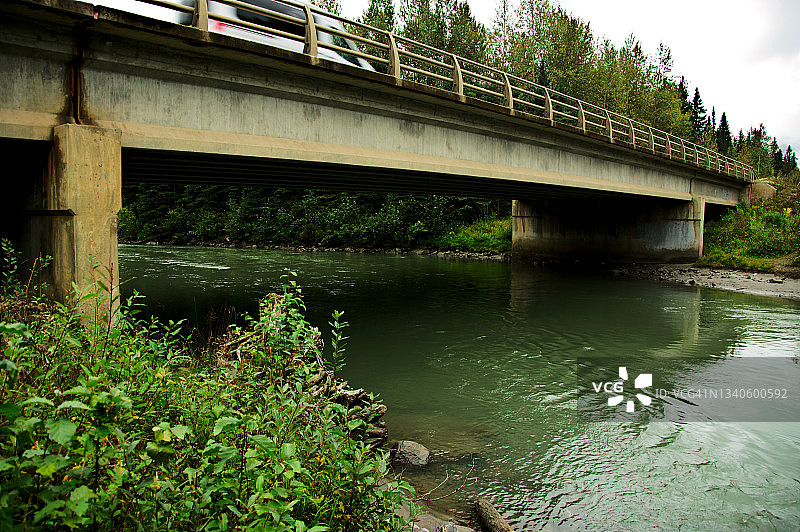 山河上的桥梁图片素材