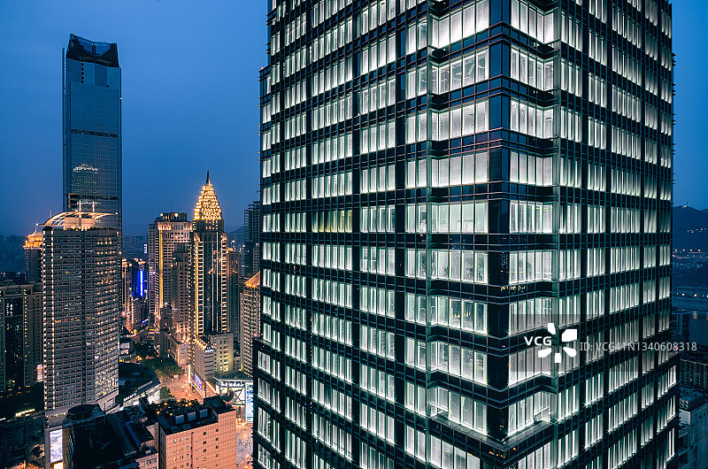 夜晚现代办公楼外部高视角图片素材