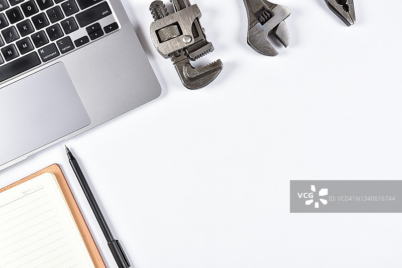 水管工工具与笔记本电脑键盘俯视图图片素材