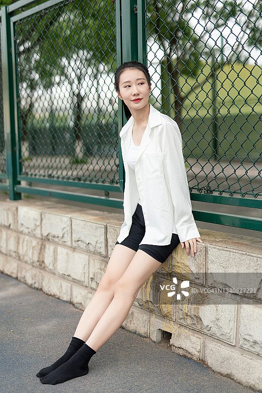 穿白衬衫的年轻亚洲女性，微笑的大学生图片素材