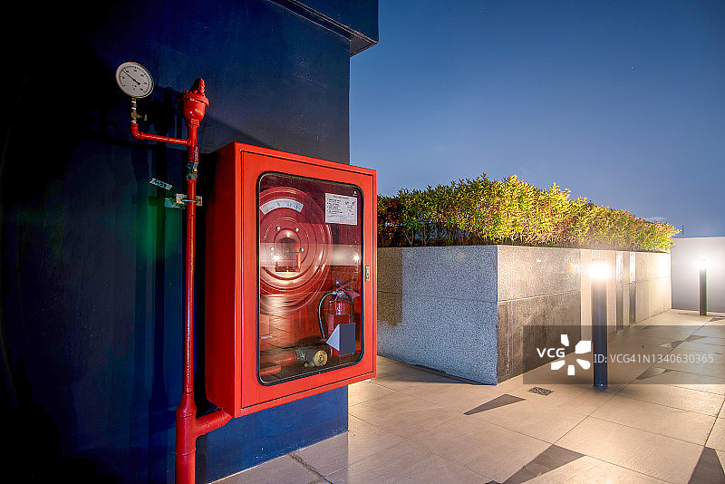 公寓走廊里的灭火器和消防水带卷盘图片素材