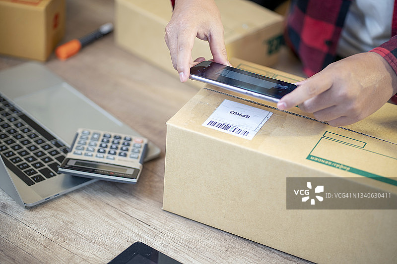 扫描二维码，在交付给客户之前检查准确性图片素材