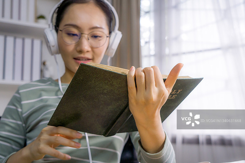 妇女阅读圣经图片素材