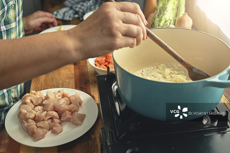 准备蔬菜鸡丝汤图片素材