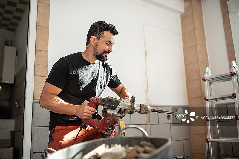 微笑的工人在家装修图片素材