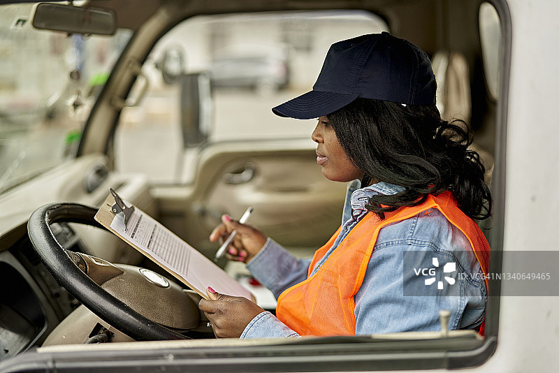 坐在驾驶座上的黑人女卡车司机自然肖像图片素材