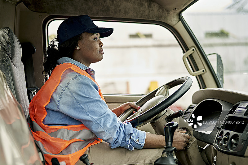 20多岁的女卡车司机正在转动点火钥匙图片素材