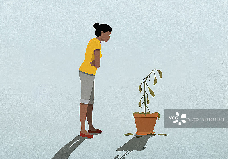 看着枯萎盆栽的女人图片素材