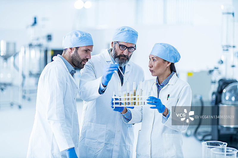 在实验室研究试管的医学专家团队图片素材