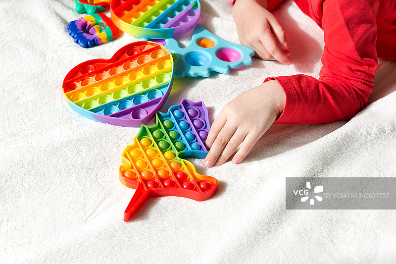 孩子玩按压玩具图片素材