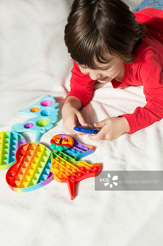 孩子玩按压玩具图片素材