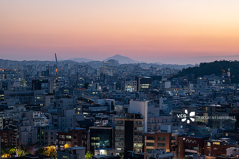 韩国首尔弘益大学地铁站夜景图片素材