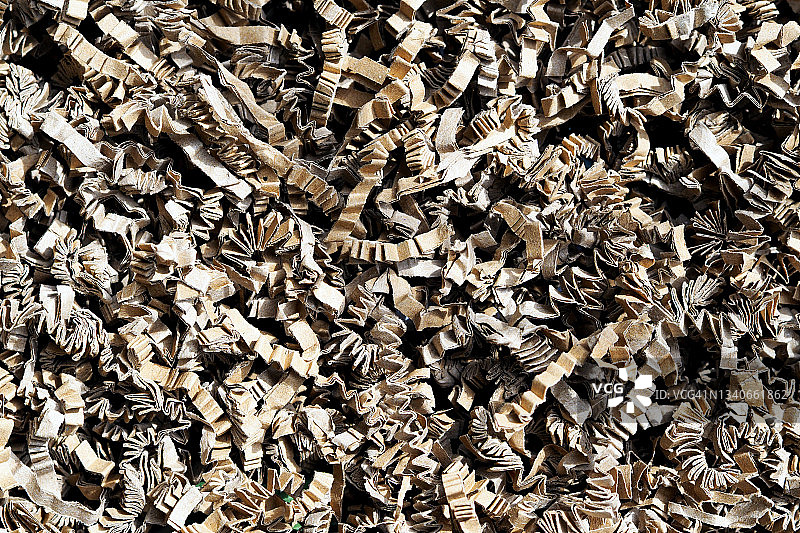 生态填充材料：棕色纸屑，完整画面图片素材