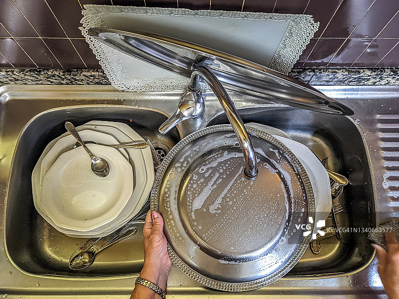 妇女洗碗图片素材
