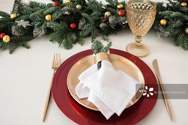 圣诞节金色细节节日餐桌布置图片素材