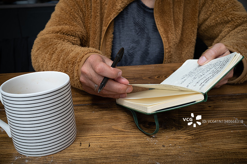 在笔记本上写作的女人图片素材