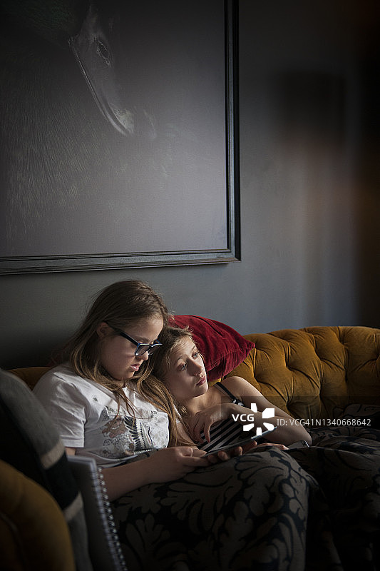 姐妹们在看电视图片素材