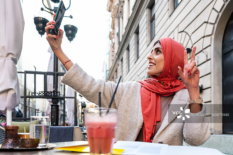 喝咖啡自拍的穆斯林女人图片素材