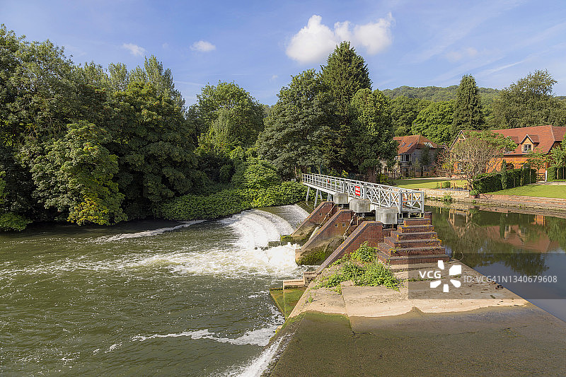 泰晤士河洪水通过英国伯克郡斯特雷特利的堰坝图片素材