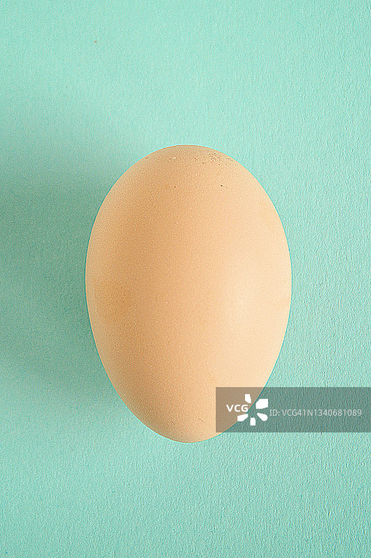 绿色背景鸡蛋特写图片素材
