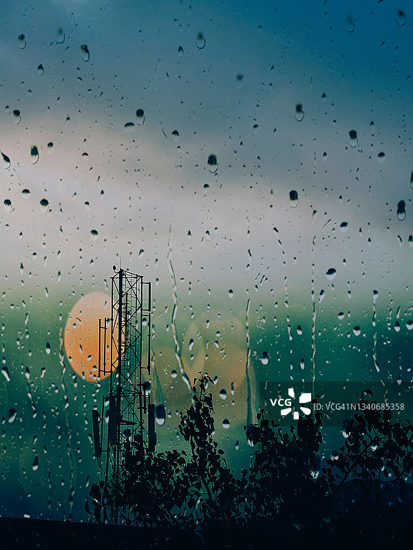 雨中的窗户图片素材