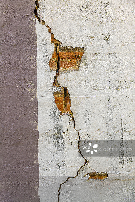 墙壁上的裂缝和剥落图片素材