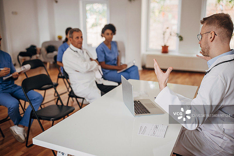 医护人员在讲座和会议中讨论病例并学习创新技术图片素材