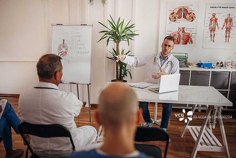 医护人员在讲座和会议中讨论病例并学习创新技术图片素材