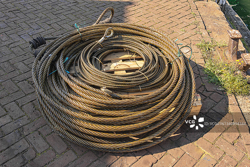 木制托盘上的钢缆捆图片素材