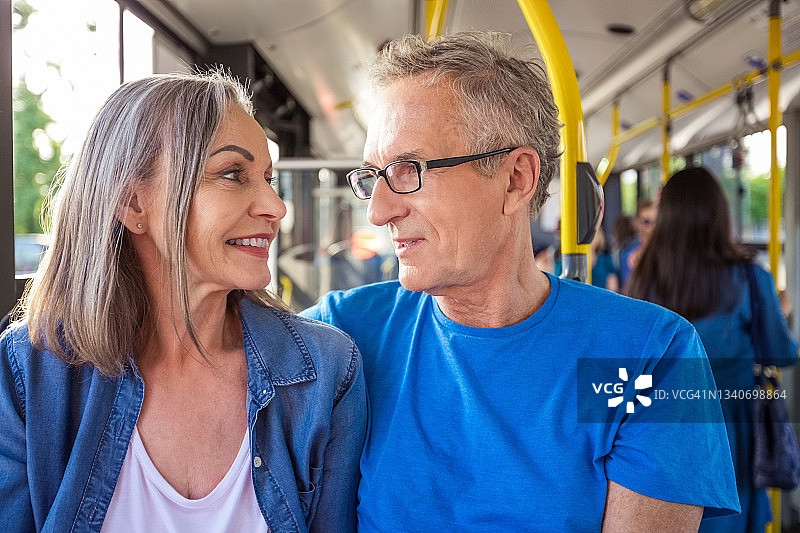 年长的男人和女人乘坐公共汽车旅行图片素材